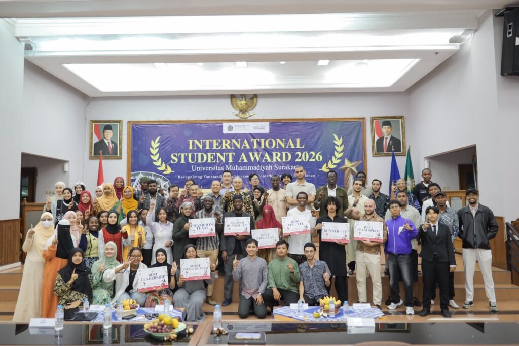 Universitas Muhammadiyah Surakarta (UMS) memberikan apresiasi kepada mahasiswa internasional melalui International Student Award 2026 bertajuk Recognizing Outstanding Achievement, Contribution, and Excellence di Auditorium Moh. Djazman Kampus I UMS, Rabu (5/8/2026).
