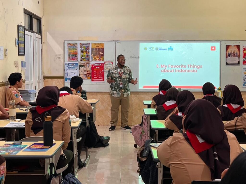Mahasiswa internasional Universitas Muhammadiyah Surakarta (UMS) mengikuti UMi Camp 2026, program perkemahan musim panas internasional yang digelar Universitas Negeri Malang (UM).