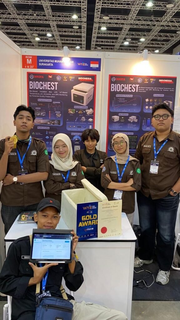 Inovasi mahasiswa Universitas Muhammadiyah Surakarta (UMS) kembali meraih prestasi di tingkat internasional. Bio-Chest: Bio-Based Insulated Box with IoT Temperature, pH, and Ammonia Monitoring for Fisheries Quality Preservation berhasil meraih Gold Medal dalam ajang World Young Inventors Exhibition (WYIE) 2026 di Malaysia.