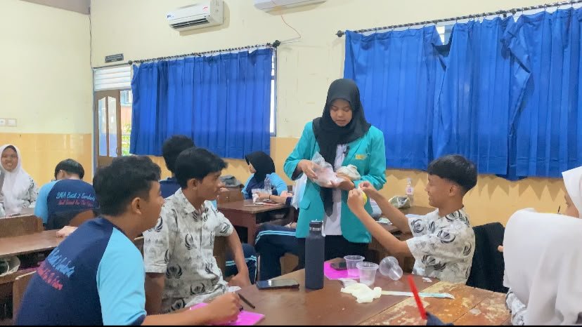 Mahasiswa Program Pengenalan Lapangan Persekolahan (PLP) II Universitas Muhammadiyah Surakarta (UMS) dari Program Studi Pendidikan Biologi Fakultas Keguruan dan Ilmu Pendidikan (FKIP) menghadirkan pembelajaran biologi yang lebih interaktif di SMA Batik 2 Solo.