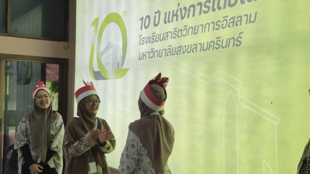 Mahasiswa Fakultas Agama Islam (FAI) Universitas Muhammadiyah Surakarta (UMS) memperkenalkan sejumlah budaya dan permainan tradisional Indonesia kepada siswa Islamic Sciences Demonstration School, Prince of Songkla University (PSU), Thailand.