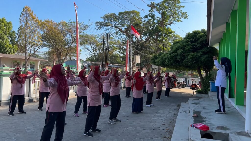Mahasiswa Program Studi Profesi Fisioterapi Universitas Muhammadiyah Surakarta (UMS) memberikan edukasi dan skrining keseimbangan kepada anggota Prolanis Anggrek Mojolaban melalui kegiatan bertajuk “Langkah Aman, Gerak Nyaman”. Kegiatan berlangsung di Puskesmas Pembantu Jatimalang, Kecamatan Mojolaban, 20 Juli 2026.