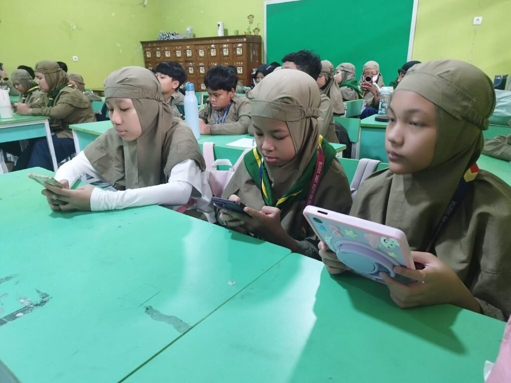 Puluhan murid SD Muhammadiyah 1 Solo, Jawa Tengah belajar jurnalistik dengan memanfaatkan smartphone sebagai media menulis berita.
