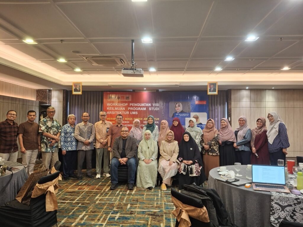 Program Studi Arsitektur Universitas Muhammadiyah Surakarta (UMS) memperkuat arah pengembangan keilmuan melalui Workshop Penguatan Visi Keilmuan Program Studi Arsitektur UMS bertema “Merancang Masa Depan Arsitektur Islam: Sinergi Nilai Keislaman, Inovasi, dan Keberlanjutan”. Kegiatan tersebut digelar di Hotel Solia Zigna Solo.