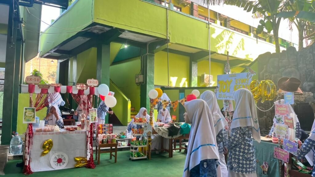 Mahasiswa Program Pengenalan Lapangan Persekolahan 2 (PLP 2) Fakultas Keguruan dan Ilmu Pendidikan (FKIP) dan Fakultas Agama Islam (FAI) Universitas Muhammadiyah Surakarta (UMS) terlibat dalam rangkaian Forum Ta’aruf dan Orientasi Siswa (FORTASI) di SMP Muhammadiyah Al Kautsar PK Kartasura, Sukoharjo, Jawa Tengah.