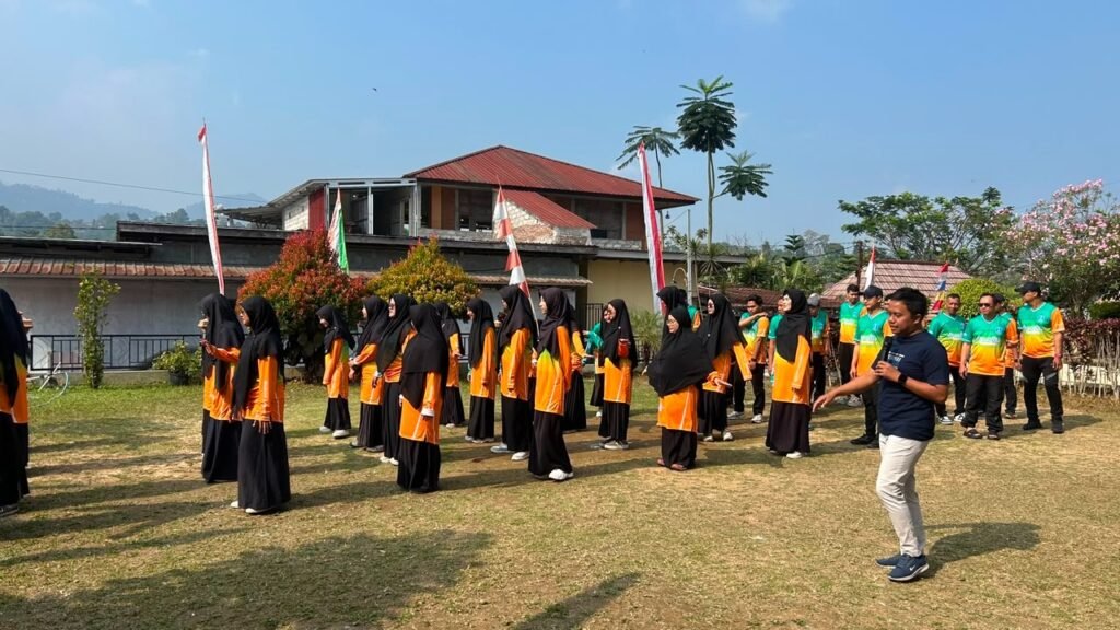Sebanyak 49 guru dan tenaga kependidikan SD Muhammadiyah 16 Karangasem Solo mengikuti touring sekaligus capacity building di Kemuning, Karanganyar, Sabtu (8/8/2026).