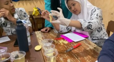 Belajar Biologi Lebih Interaktif, Siswa SMA Batik 2 Solo Praktik Difusi dan Osmosis