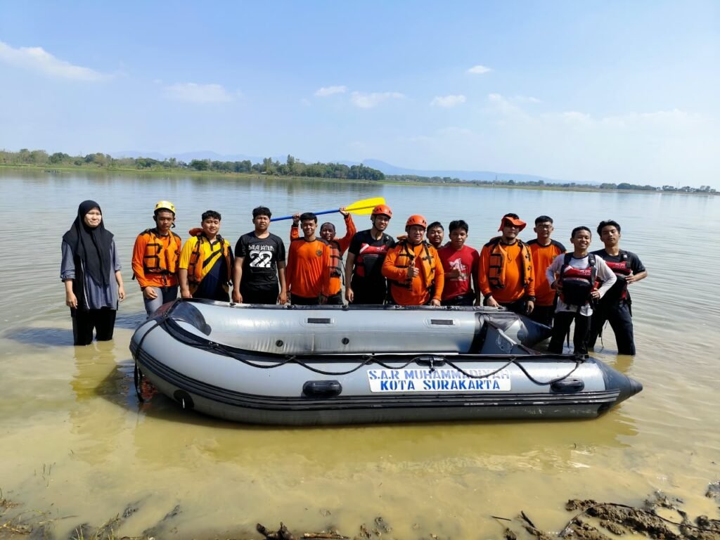 Perkuat Kesiapsiagaan, KOKAM dan MDMC Solo Latihan Water Rescue