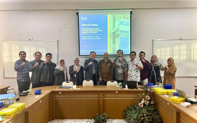 Fakultas Hukum dan Ilmu Politik Universitas Muhammadiyah Surakarta (FHIP UMS) terus memperkuat tata kelola pendidikan tinggi melalui pertukaran pengalaman dan praktik baik dengan perguruan tinggi lain. Upaya tersebut diwujudkan melalui kunjungan Program Studi Hukum Fakultas Ekonomi dan Sosial Universitas Jenderal Achmad Yani Yogyakarta (FES UNJAYA) ke FHIP UMS.