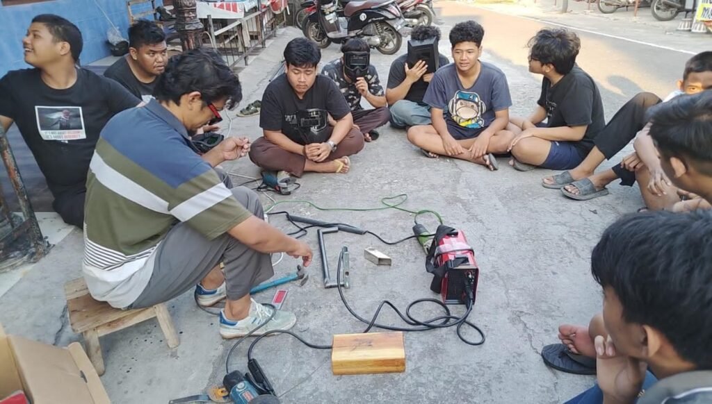 Tim Pengabdian kepada Masyarakat Universitas Muhammadiyah Surakarta (UMS) membekali pemuda Karang Taruna RW VIII Kampung Kraton Ulo, Kelurahan Jajar, Kecamatan Laweyan, Surakarta, dengan keterampilan pengelasan.