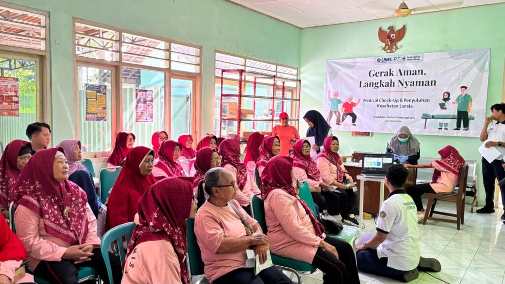 Cegah Risiko Jatuh, Mahasiswa Fisioterapi UMS Skrining Keseimbangan Lansia