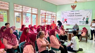 Cegah Risiko Jatuh, Mahasiswa Fisioterapi UMS Skrining Keseimbangan Lansia