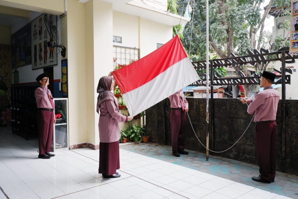 Sebanyak 149 murid kelas V dan VI serta 50 guru dan tenaga kependidikan SD Muhammadiyah Program Khusus (PK) Kottabarat Solo mengikuti upacara peringatan HUT ke-81 Republik Indonesia di hall sekolah, Senin (17/8/2026).