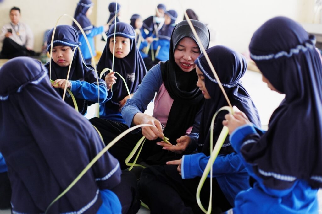Sebanyak 81 murid kelas III SD Muhammadiyah Program Khusus (PK) Kottabarat Solo diajak kembali mengenal dan memainkan beragam permainan tradisional dalam kegiatan Parents’ Day bertema “Traditional Kids’ Games”, Sabtu (22/8/2026).