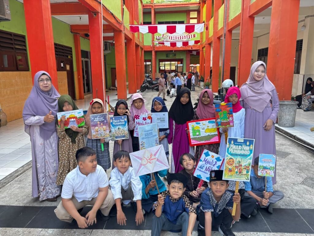 SD Muhammadiyah 14 Danukusuman menggelar pawai dalam rangka memperingati Maulid Nabi Muhammad Saw., Senin (24/8/2026). Kegiatan berlangsung di lingkungan sekolah dan diikuti siswa, guru, serta warga sekolah.
