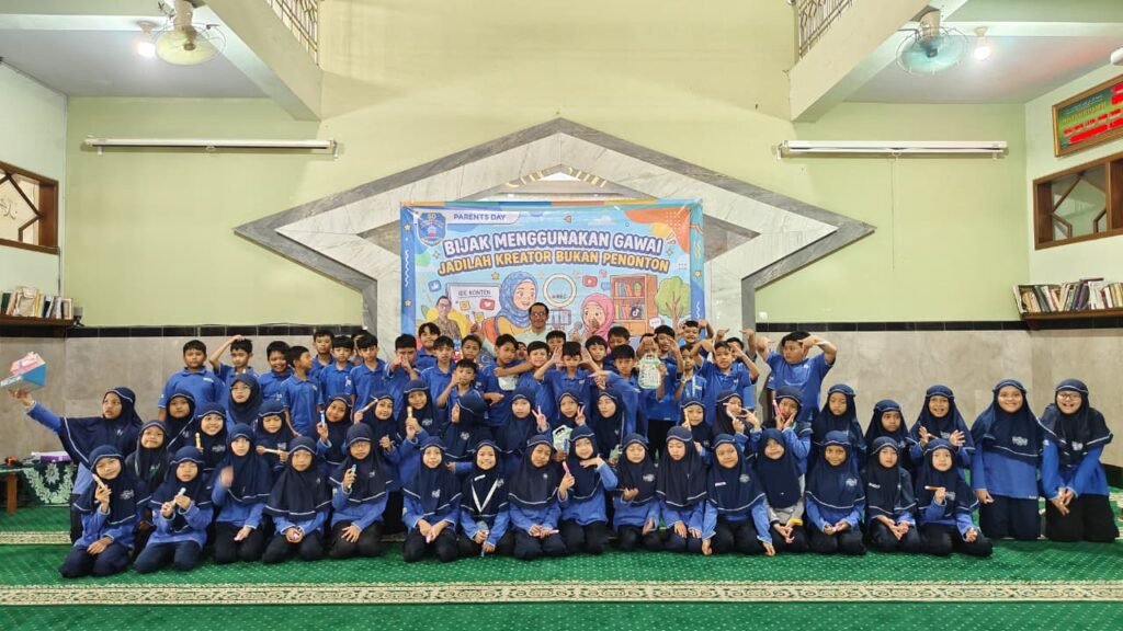 Sebanyak 82 murid kelas IV SD Muhammadiyah Program Khusus (PK) Kottabarat Solo mengikuti kegiatan Parents' Day bertema “Bijak Menggunakan Gawai, Jadilah Kreator Bukan Penonton”, Sabtu (22/8/2026).
