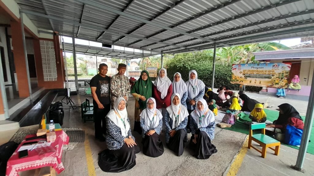Sekitar 100 anak dan orang tua memadati halaman depan Masjid TK Aisyiyah Madoh Bolon, Colomadu, Karanganyar, untuk mengikuti Festival PAUD Aisyiyah, Sabtu (22/8/2026).