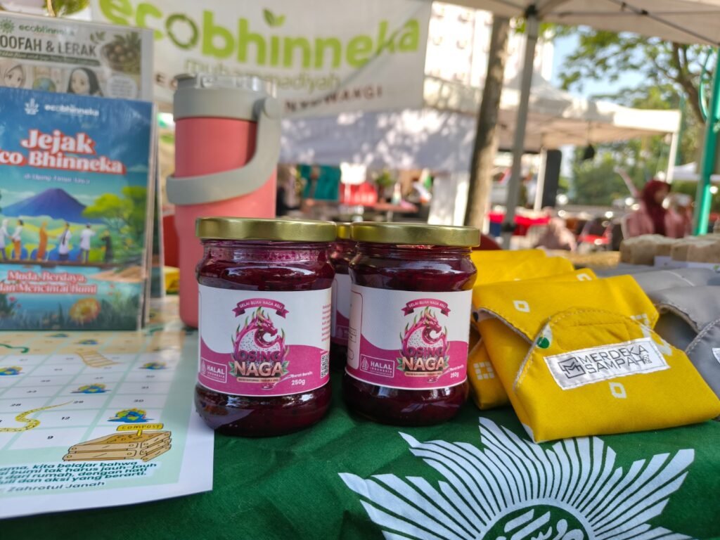 Selai Buah Naga “Osing Naga” dipamerkan di Booth Eco Bhinneka Muhammadiyah dalam arena Tanwir III dan Muktamar XV Nasyiatul 'Aisyiyah, sebagai contoh praktik eco sociopreneurship berbasis potensi lokal.