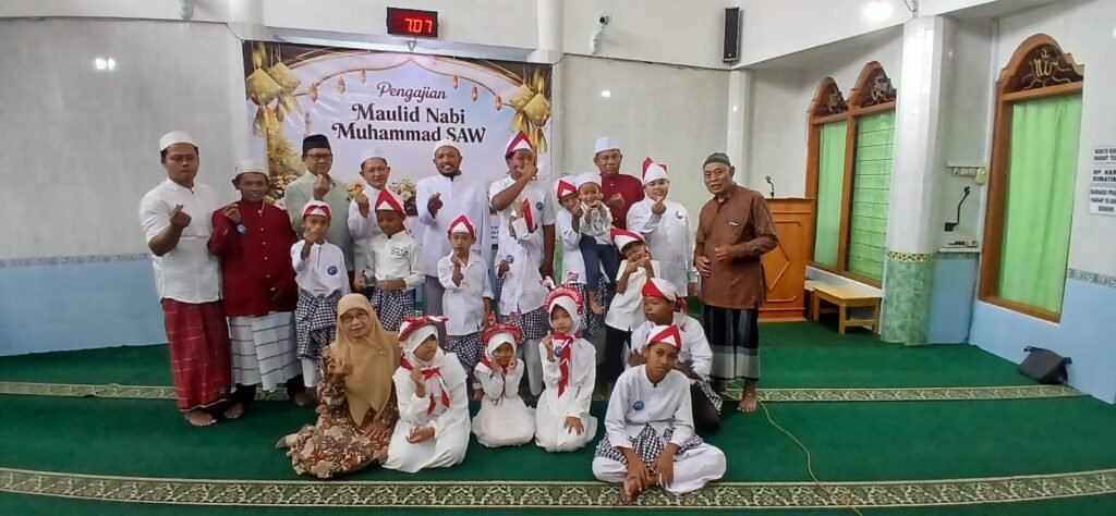 Masjid An Nuur di Jalan Biak Gang II Nomor 15, Kepatihan Wetan, Jebres, Solo, menggelar pengajian Ahad pagi untuk memperingati Maulid Nabi Muhammad Saw. 1448 Hijriah. Kegiatan tersebut dimeriahkan Hadroh TPQ Al Amin Pimpinan Ranting Muhammadiyah Kepatihan Wetan.
