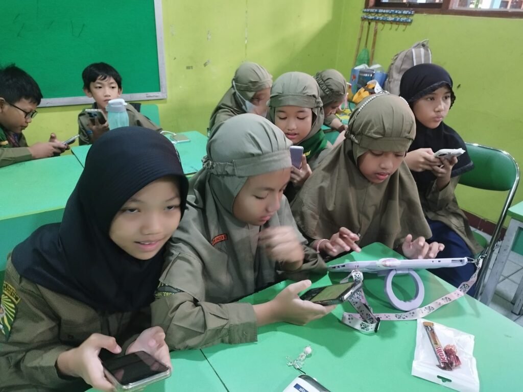 Belajar Menulis Berita, Murid SD Muhammadiyah 1 Solo Praktik Lewat Smartphone