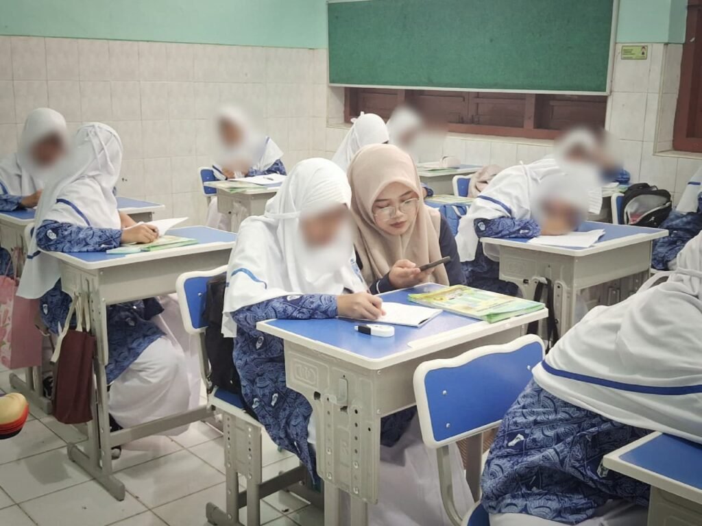 Program Pengenalan Lapangan Persekolahan (PLP) Universitas Muhammadiyah Surakarta (UMS) menjadi ruang bagi mahasiswa untuk belajar langsung mengenai praktik pendidikan di sekolah, termasuk pendampingan anak berkebutuhan khusus (ABK).