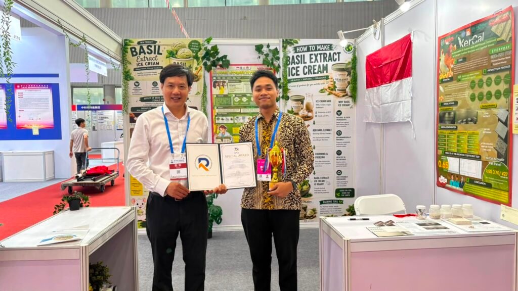 Dua mahasiswa Program Studi Arsitektur Fakultas Teknik UMS, Ariz Fantrio Larosa dan Muh Radjabani Umara Qalbian, meraih Medali Perak dalam ajang 12th International Exhibition of Inventions di Guangzhou, China, pada 21–23 Agustus 2026.