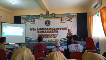 Lurah Goes to Madrasah, Siswa MTs Muhammadiyah Solo Diedukasi Bahaya Narkoba