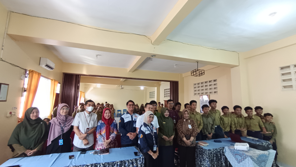 Kelurahan Purwodiningratan bersama tim gabungan dari Puskesmas, Dinas Pemberdayaan Perempuan, Perlindungan Anak, Pengendalian Penduduk, dan Keluarga Berencana (DP3AP2KB), Badan Narkotika Nasional (BNN), serta Duta Genre Kota Surakarta menggelar kegiatan edukasi dan sosialisasi Lurah Goes to Madrasah di MTs Muhammadiyah Surakarta, Jumat (28/8/2026).