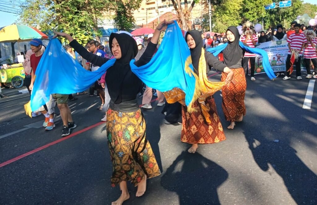 SMP Muhammadiyah 7 Kota Solo Gelar Pawai Kebudayaan di CFD