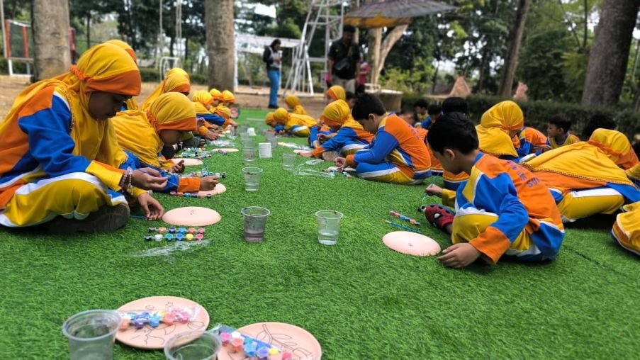 Murid Kelas II SD Muhammadiyah PK Kottabarat Solo Eksplorasi Alam dan Sains di Salatiga Eco Park