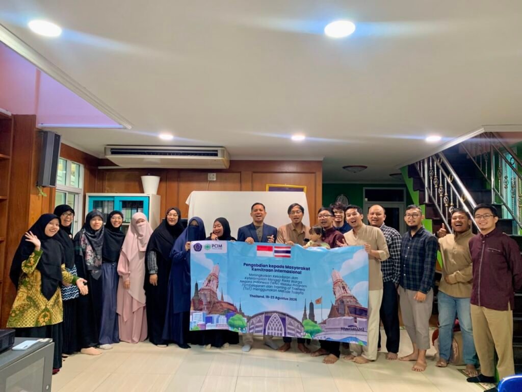 Universitas Muhammadiyah Surakarta (UMS) bersama Pimpinan Cabang Istimewa Muhammadiyah (PCIM) Bangkok menggelar Pengabdian kepada Masyarakat Kemitraan Internasional (PkM-KI) melalui pelatihan bagi guru Al-Qur’an di Bangkok, Thailand.