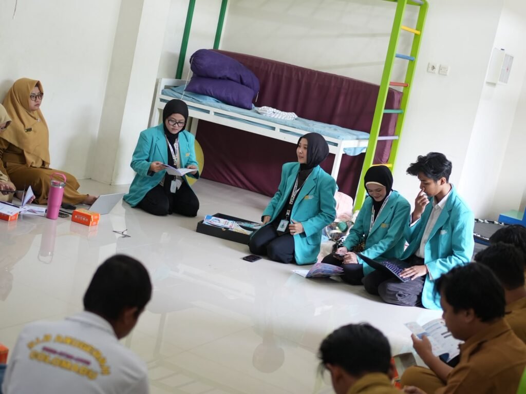 Tim Program Kreativitas Mahasiswa Pengabdian kepada Masyarakat (PKM-PM) Universitas Muhammadiyah Surakarta (UMS) memperkuat keberlanjutan program Difabel Berwirausaha melalui pelatihan bagi guru SLB Anugerah Karanganyar, Senin (7/9/2026).