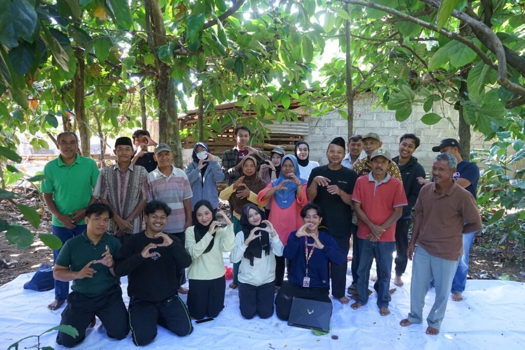 Petani kopi Desa Seboto, Boyolali, mendapat pendampingan dari Tim Program Penguatan Kapasitas Organisasi Kemahasiswaan (PPK Ormawa) Himpunan Mahasiswa Program Studi Pendidikan Teknik Informatika (HMP PTI) Fakultas Keguruan dan Ilmu Pendidikan (FKIP) Universitas Muhammadiyah Surakarta (UMS) melalui pelatihan pascapanen kopi.