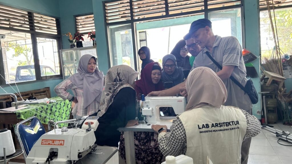 FT UMS Latih Penyandang Disabilitas Klaten Produksi dan Pasarkan Batik Ciprat