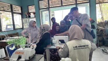 FT UMS Latih Penyandang Disabilitas Klaten Produksi dan Pasarkan Batik Ciprat