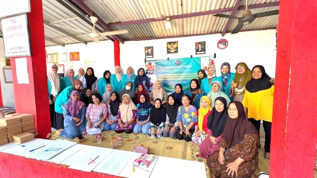 Fakultas Farmasi Universitas Muhammadiyah Surakarta (UMS) memberikan edukasi penggunaan obat antinyeri secara aman dan rasional kepada masyarakat di Tipes, Serengan, Solo. Kegiatan pengabdian kepada masyarakat (PkM) ini juga mengenalkan potensi bahan alam untuk mendukung pemeliharaan kesehatan lambung.