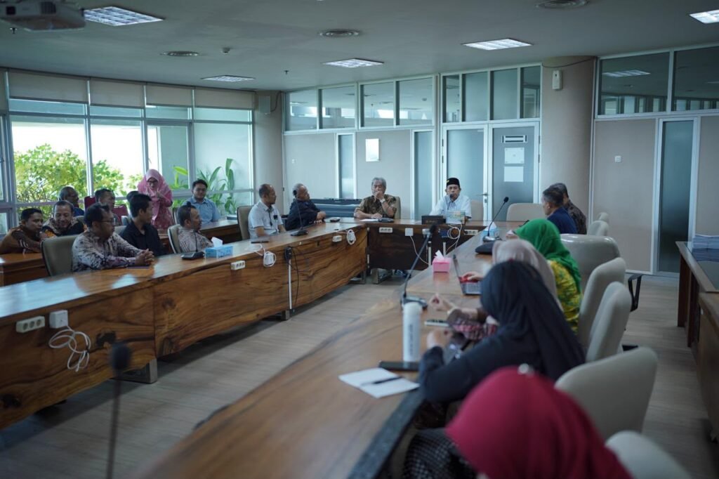 Universitas Muhammadiyah Surakarta (UMS) melakukan penataan kepegawaian yang melibatkan 32 pejabat struktural dan tenaga kependidikan di lingkungan kampus. Penataan tersebut mencakup rotasi, mutasi, promosi, serta penyesuaian jabatan sebagai bagian dari penguatan tata kelola dan pengembangan organisasi.