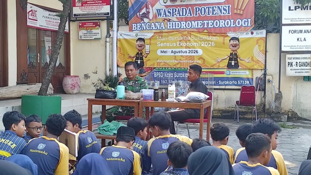 Kepedulian terhadap lingkungan ditanamkan sejak dini oleh MTs Muhammadiyah Surakarta melalui Gerakan Madrasah Bersih dan Bebas Sampah (GEMAS). Puluhan siswa kelas VII dan VIII bersama guru serta tenaga kependidikan turun langsung memungut sampah di lingkungan sekitar madrasah, Sabtu (28/8/2026).