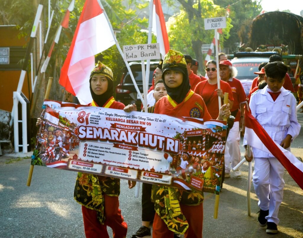 Semangat kebersamaan antara sekolah dan masyarakat terlihat dalam Karnaval dan Jalan Sehat Bersama Warga RW IX Kelurahan Purwosari, Kecamatan Laweyan, Solo, Minggu (30/8/2026). SD Muhammadiyah Program Khusus (PK) Kottabarat Solo turut memeriahkan kegiatan tersebut dengan melibatkan murid kelas IV, V, dan VI.