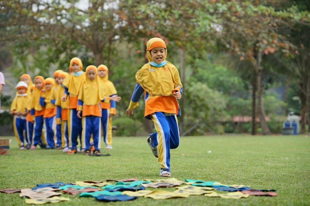 Sebanyak 81 murid kelas III SD Muhammadiyah Program Khusus (PK) Kottabarat Solo mengikuti field trip edukatif di Ledok Sambi Ecopark, Pakem, Sleman, Rabu (9/9/2026). Kegiatan ini memadukan pembelajaran berbasis pengalaman dengan penguatan karakter melalui berbagai aktivitas di alam terbuka.