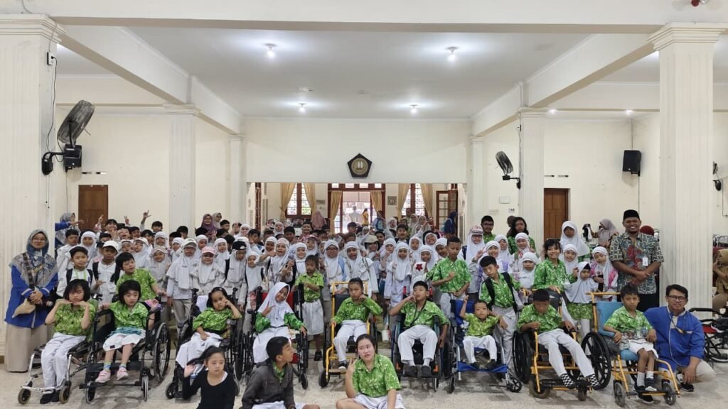 Outing Class ke YPAC, Murid Kelas IV SD Muhammadiyah PK Solo Semai Empati