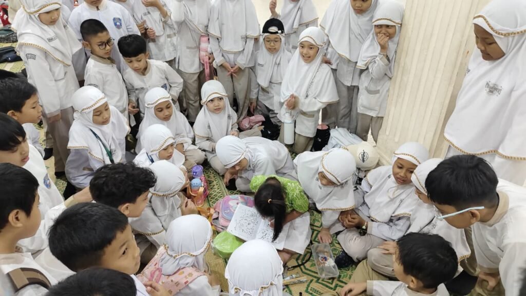 Sebanyak 82 murid kelas IV SD Muhammadiyah Program Khusus (PK) Kottabarat Solo belajar memahami empati, kepedulian, dan rasa syukur melalui kegiatan outing class di Yayasan Pembinaan Anak Cacat (YPAC) Solo, Senin (14/9/2026).