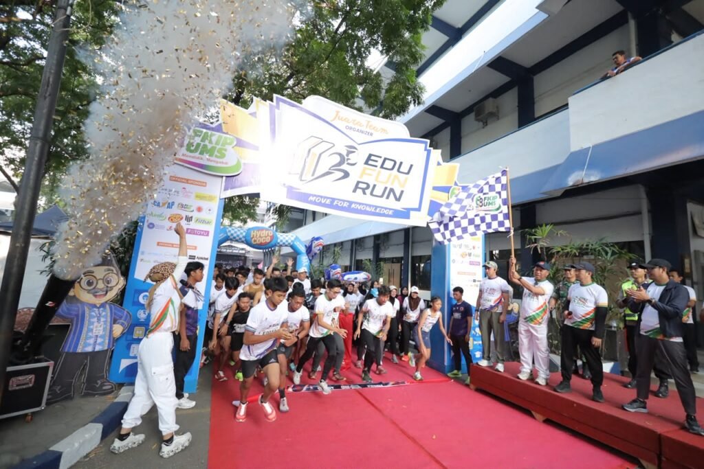 Seorang pelari berusia tiga tahun mencuri perhatian dalam gelaran Edu Fun Run Fakultas Keguruan dan Ilmu Pendidikan (FKIP) Universitas Muhammadiyah Surakarta (UMS), Minggu (13/9/2026). Di antara lebih dari 800 peserta, Khaizuran Abqory Abrisam Al Hafidzh asal Karanganyar berhasil menuntaskan lintasan dengan berlari dan berjalan tanpa meminta digendong.