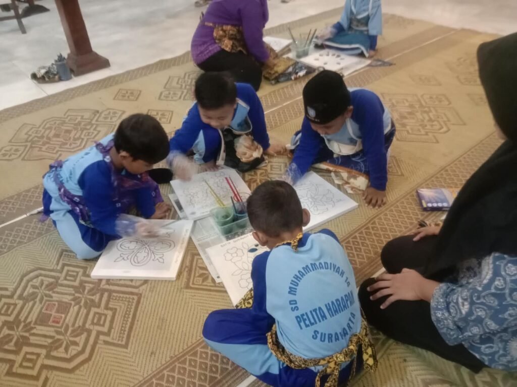 Peserta didik Bilingual Class Program SD Muhammadiyah 14 Danukusuman Surakarta mengikuti kunjungan edukasi ke Batik Gunawan Setiawan, Kauman, Selasa (22/9/2026). Kegiatan ini mengajak siswa mengenal batik sebagai warisan budaya Indonesia melalui pengalaman belajar langsung di luar kelas.