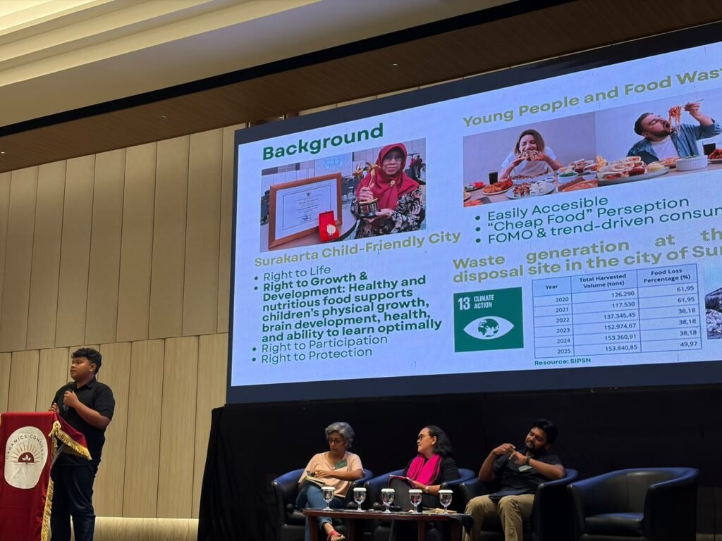 Isu pengurangan food loss and food waste tidak hanya berkaitan dengan lingkungan, tetapi juga beririsan dengan keadilan pangan, perubahan iklim, dan kebijakan publik. Persoalan tersebut disuarakan Jody Julian Putra Caesar, mahasiswa Fakultas Hukum dan Ilmu Sosial-Politik (FHIP) Universitas Muhammadiyah Surakarta (UMS), dalam 2nd Regional Congress on Organic and Climate di Jakarta, Rabu (23/9/2026).