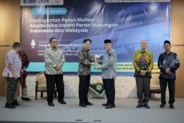 Keris Berusia 500 Tahun Jadi Cendera Mata UMS untuk Wakil Dubes RI