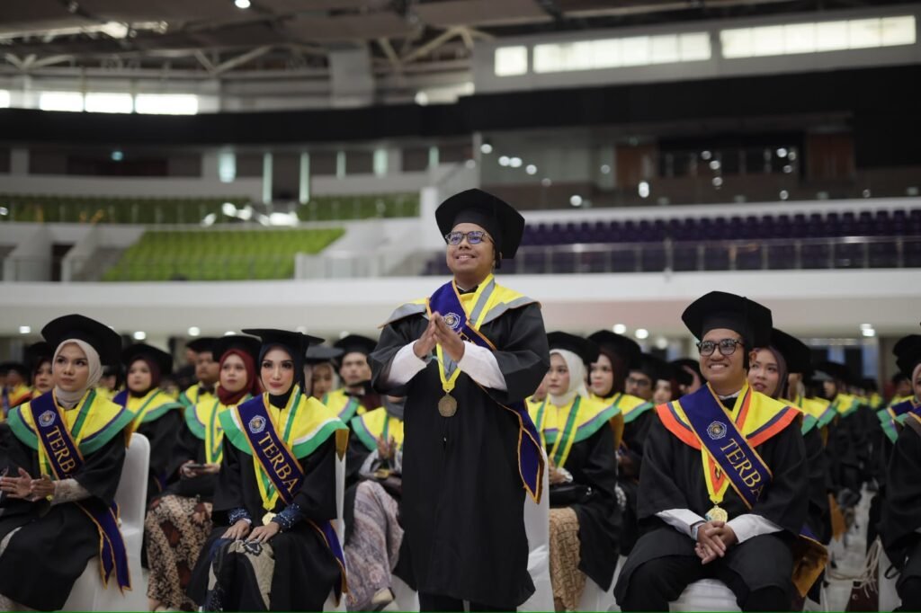 UMS Lepas 2.259 Wisudawan, Rektor Tekankan Integritas dan Kemanfaatan