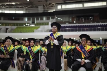UMS Lepas 2.259 Wisudawan, Rektor Tekankan Integritas dan Kemanfaatan