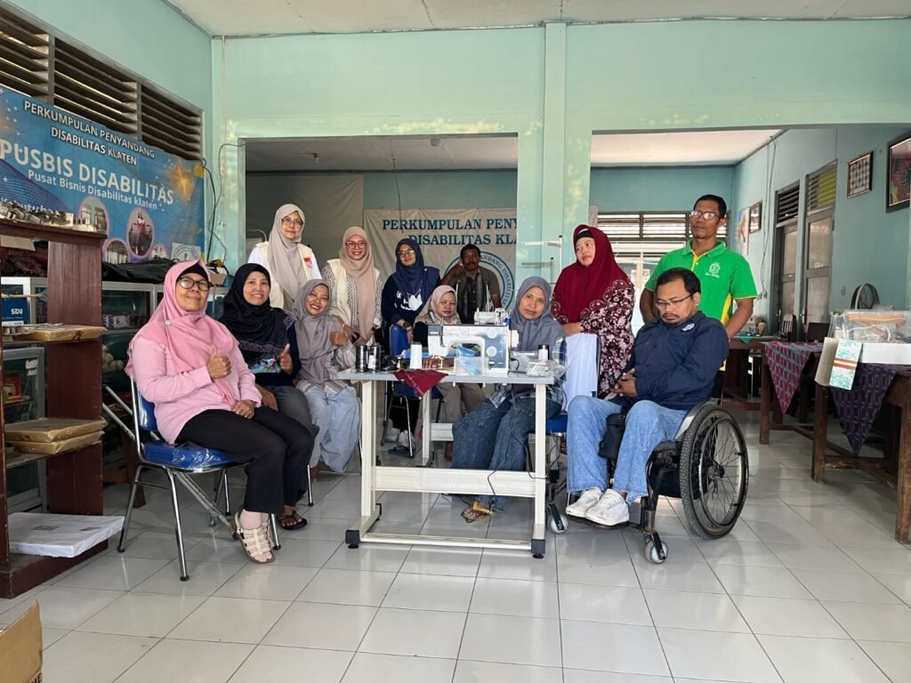 Fakultas Teknik (FT) Universitas Muhammadiyah Surakarta (UMS) mendampingi Paguyuban Penyandang Disabilitas Klaten (PPDK) mengembangkan keterampilan produksi dan pemasaran Batik Ciprat serta Shibori.