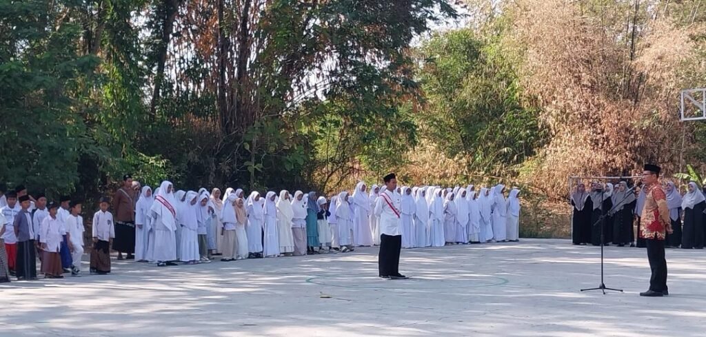 Pondok Pesantren Muhammadiyah (PonpesMU) Manafi’ul ‘Ulum Sambi, Boyolali, meluncurkan majalah perdana Warta Manafi pada Selasa (20/10/2026). Peluncuran ini menjadi bagian dari peringatan Hari Santri Nasional 2026 sekaligus upaya memperkuat budaya literasi, kreativitas santri, dan dakwah Islam melalui tulisan.